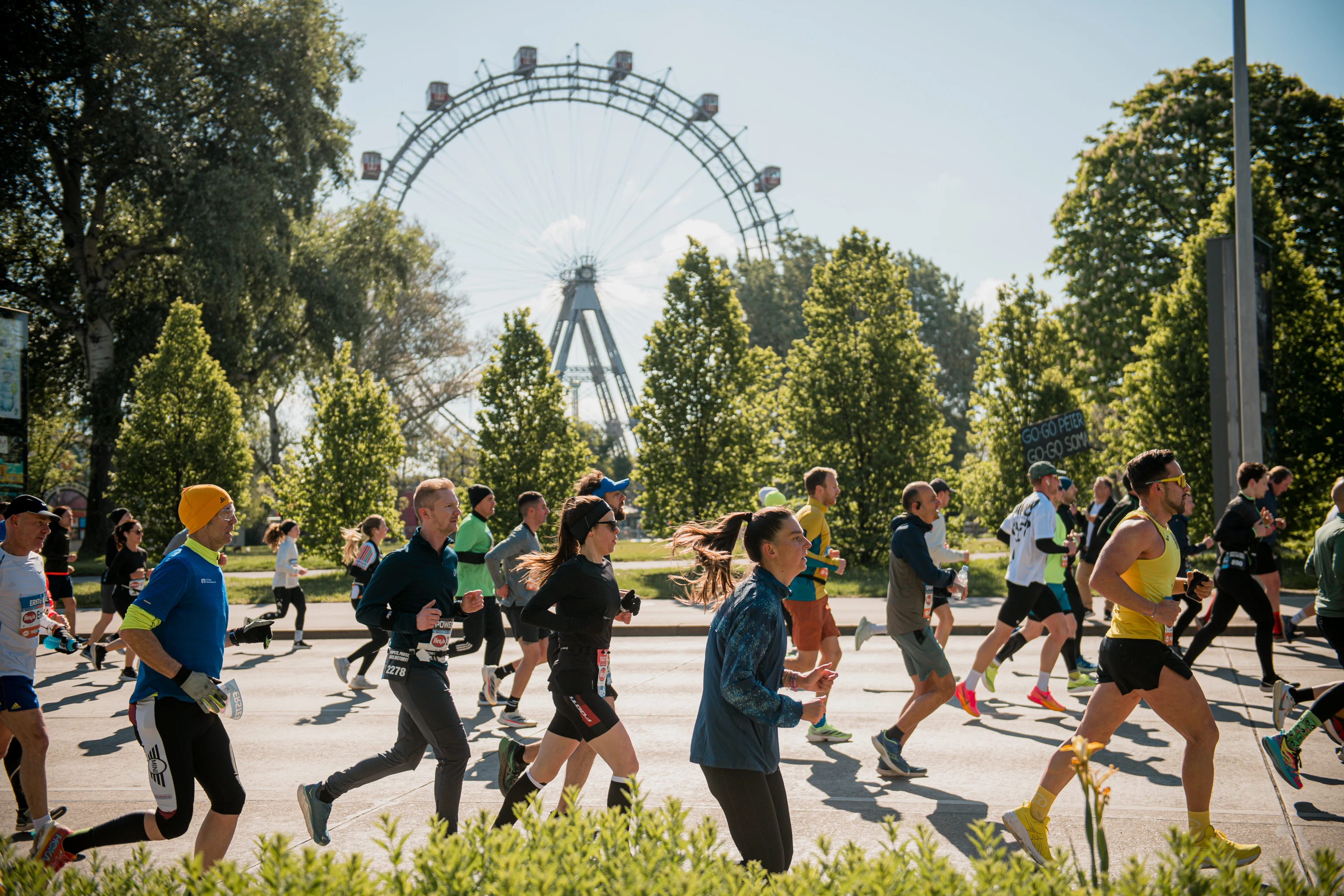 Marathonläufer vor dem Wiener Riesenrad, aufgenommen von JENIA SYMONDS